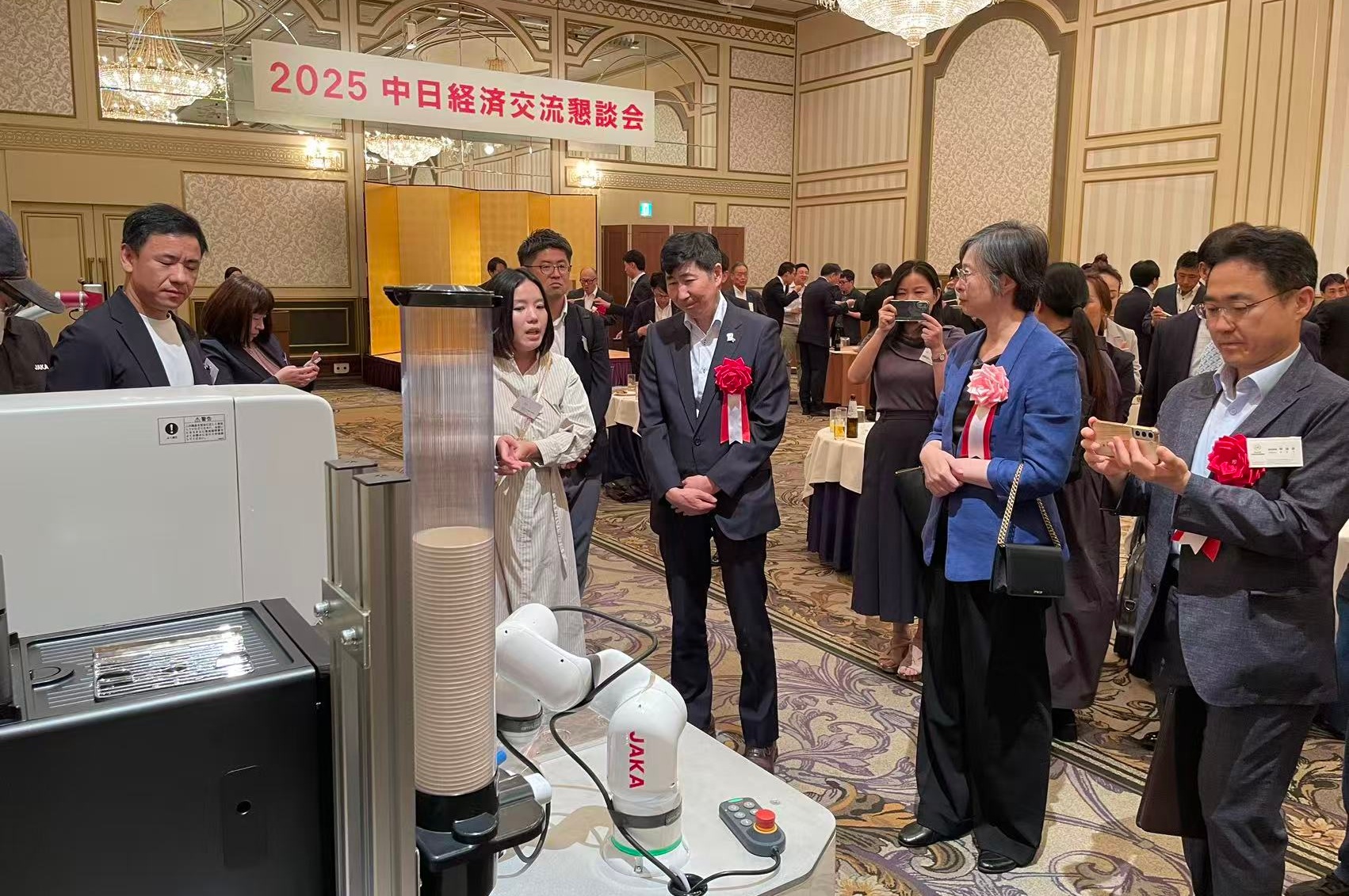 2025 中日経済交流懇談会でのJAKA協働ロボットデモの様子（Joy-Con操作）